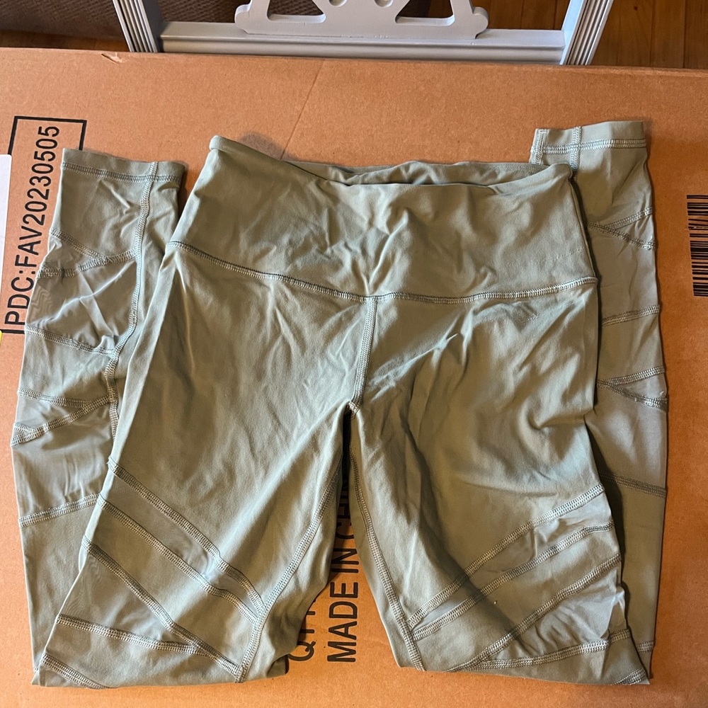 Victoria Sport leggings with mesh front